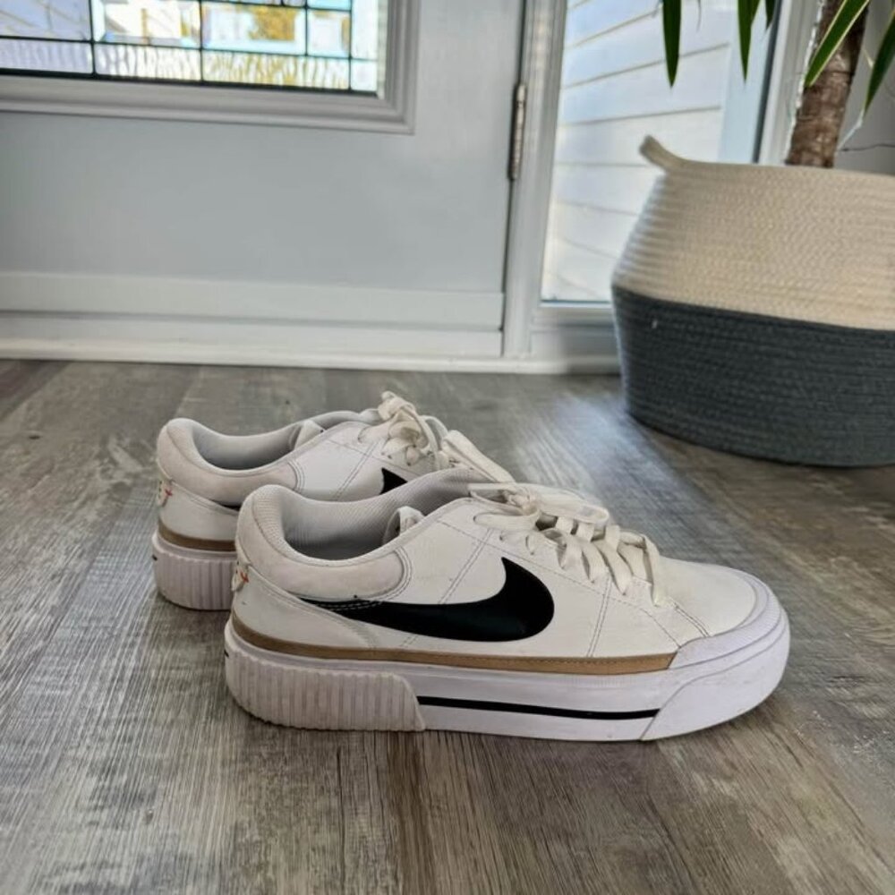 Women's Court Legacy Lift Sneaker size 11